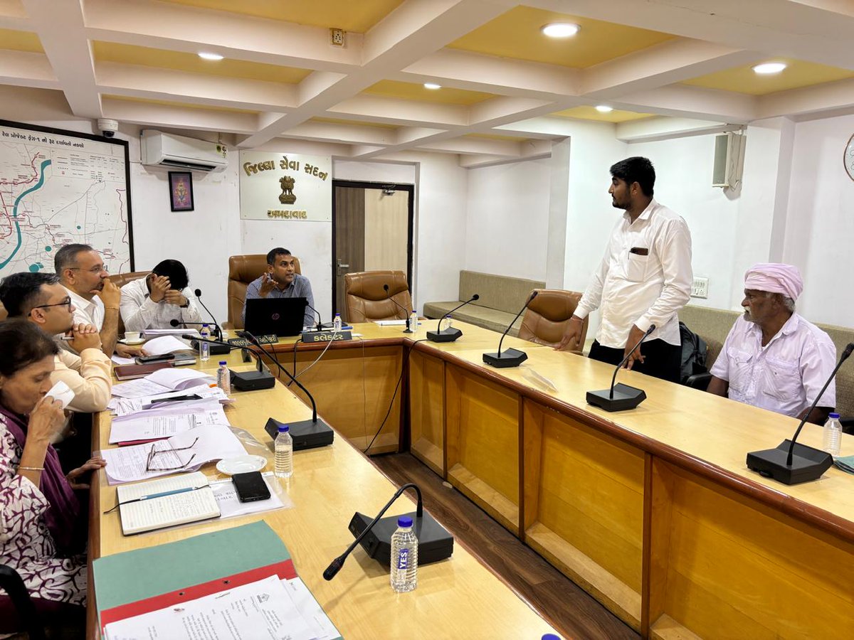 CollectorAhd's tweet image. આજરોજ જિલ્લા સ્વાગત ફરિયાદ નિવારણ કાર્યક્રમ યોજવામાં આવ્યો.
અરજદારશ્રીઓના પ્રશ્નો રૂબરૂમાં સાંભળી નિયમોનુસારની કાર્યવાહી કરવા તેમજ યોગ્ય નિકાલ માટે સબંધિત અધિકારીઓને સૂચના આપવામાં આવી. 
#DistrictSwagat
#SwagatProgram