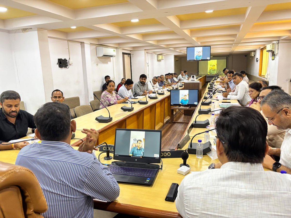 CollectorAhd's tweet image. આજરોજ જિલ્લા સ્વાગત ફરિયાદ નિવારણ કાર્યક્રમ યોજવામાં આવ્યો.
અરજદારશ્રીઓના પ્રશ્નો રૂબરૂમાં સાંભળી નિયમોનુસારની કાર્યવાહી કરવા તેમજ યોગ્ય નિકાલ માટે સબંધિત અધિકારીઓને સૂચના આપવામાં આવી. 
#DistrictSwagat
#SwagatProgram