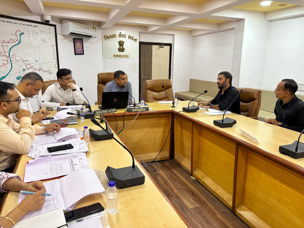 CollectorAhd's tweet image. આજરોજ જિલ્લા સ્વાગત ફરિયાદ નિવારણ કાર્યક્રમ યોજવામાં આવ્યો.
અરજદારશ્રીઓના પ્રશ્નો રૂબરૂમાં સાંભળી નિયમોનુસારની કાર્યવાહી કરવા તેમજ યોગ્ય નિકાલ માટે સબંધિત અધિકારીઓને સૂચના આપવામાં આવી. 
#DistrictSwagat
#SwagatProgram