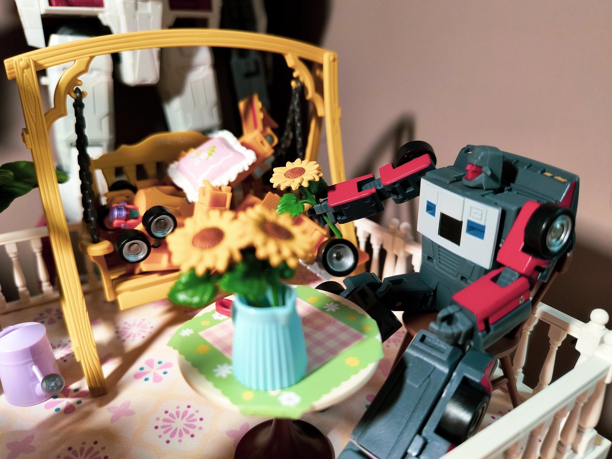 yasuobao_bozip's tweet image. #Wildrider: Here you are, Sunny. You're as bright as this sunflower.
#DragStrip: 🫤(and take the flower)