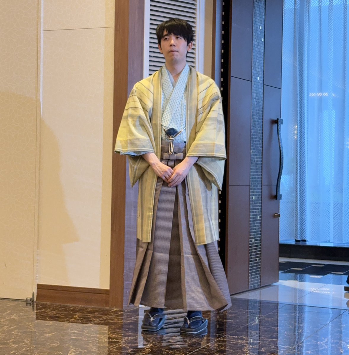 藤井棋聖三連勝防衛&amp;６連覇㊗️㊗️㊗️
そしてタイトル３０期🎉🎉🎉
おめでとうございます！
龍も馬も出来ないジリジリとした展開から一気に終盤となりギリギリを正確に読み切って勝利されました
杉本六段タイトル初挑戦お疲れ様でした！