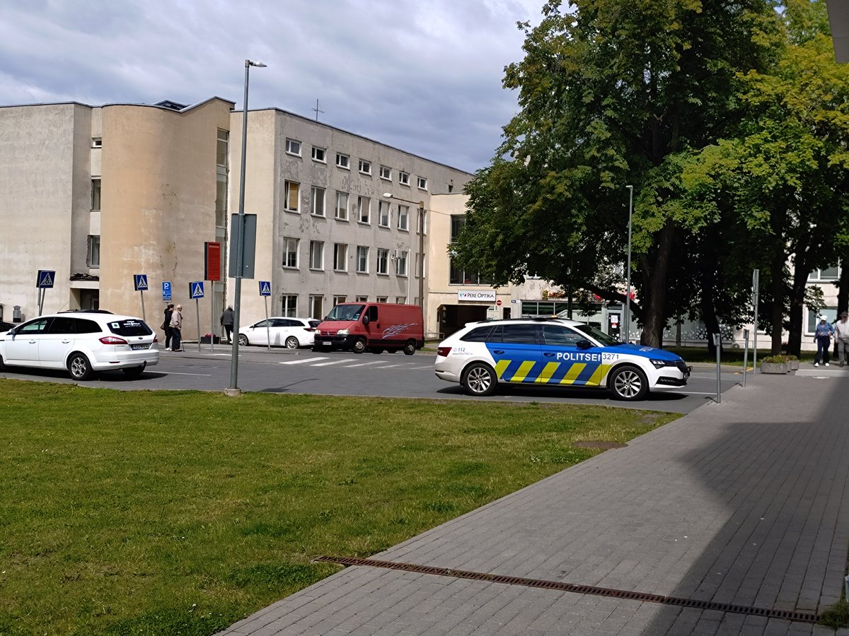 Kas on okei, et politsei pargib pikka aega invakohal haigla ees, kui kõrval kohad vabanenud ning politseinikud istuvad autos.  Tegevus toimus vähemalt 30 min.