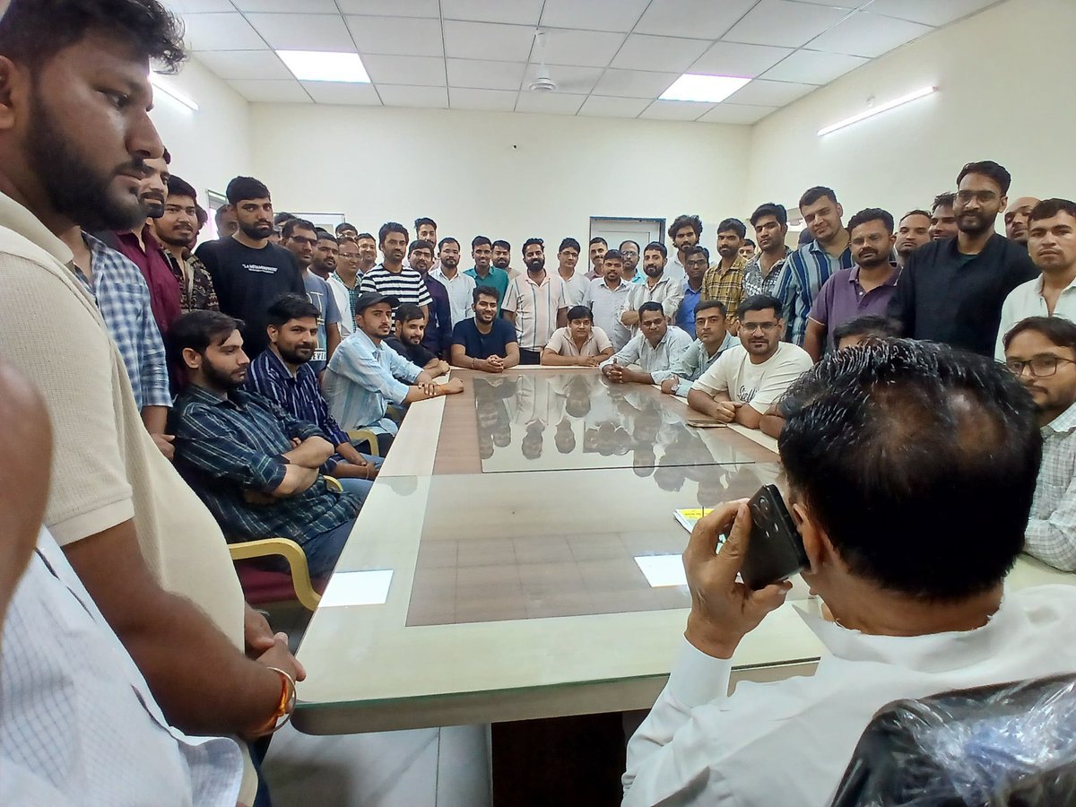 सूचना सहायक भर्ती में चयनित अभ्यर्थियों ने 3 जुलाई को होने वाली महत्वपूर्ण न्यायिक सुनवाई में मजबूत पैरवी की मांग को लेकर कानून मंत्री  जोगाराम पटेल से की मुलाकात।
मांग रखी:-
3 जुलाई को भर्ती पर लगी न्यायिक बाधा को शीघ्र दूर किया जाए।
आगामी रोजगार मेले में नियुक्ति पत्र वितरण करे