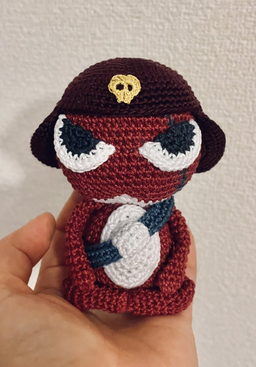 ギロロの編みぐるみ？出来らぁ！
からの出来たぁ！
前のプロトタイプより大きくしました。ちゃんと自立してするよ！
しかし自分写真撮るセンス無さすぎや…