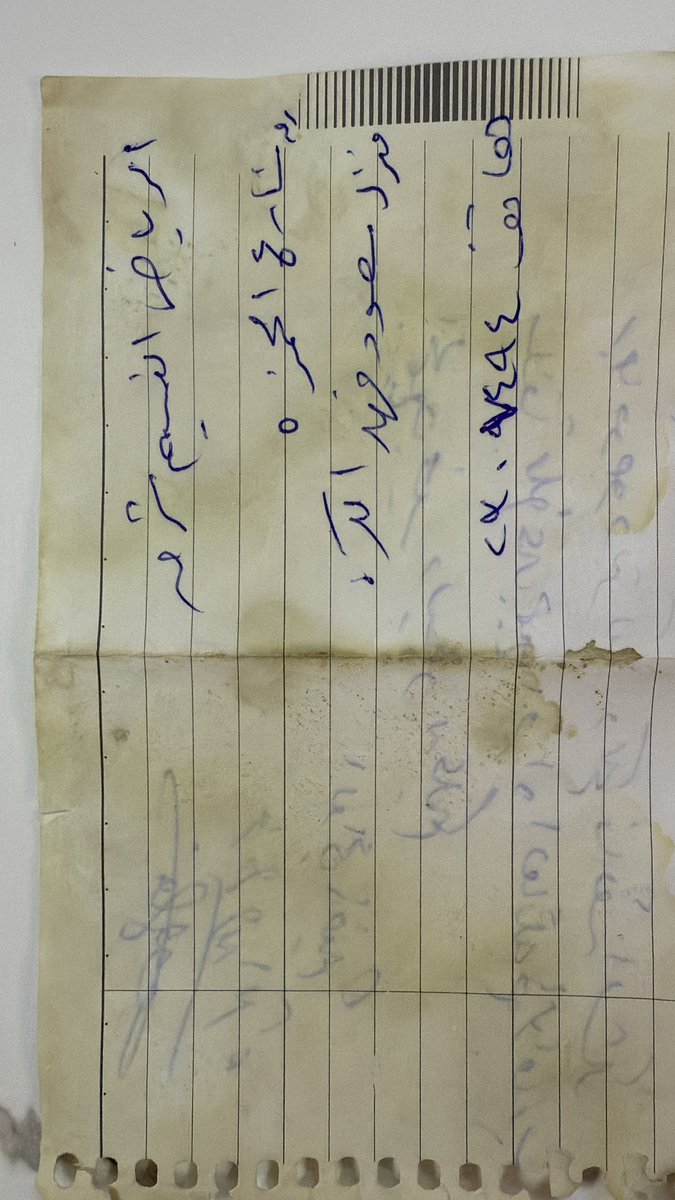 DR_Asmaeel's tweet photo. أصل أسرة آل عبار

مِن مقامات الإحسان عند الله تعالى أن يعفو المؤمن عمّن أساء إليه وفي ضوء نهج القرآن الكريم  يُسعدني أن أمدّ يدي للأخ أحمدي، الذي يجتهد بالطعن في نسب عشيرة "السلامات العنزية" عبر "التيك توك"، خدمةً لأيديولوجيا أعداء الله ورسوله
وإنَّ أخذَنا بيدهِ يكون بتوضيح  النسب الحقيقي لأسرته العبار، خوفًا عليه من الوقوع في خطيئة أبيه بالانتساب إلى غير آبائه

تنحدر أسرة آل عبار الحالية من عشيرة "البو حمد"، من قبيلة "العبيد"، من "محلة النبي شيث" في الموصل بالعراق، (كما هو موضح في صورة المصدر العراقي المُرفق أدناه، 

وبناءً على ما أفادني به شيوخ قبيلة الفدعان و باحثيها أثناء لقائي بهم سنة 1994م في مجلس الأديب مانع بن سليمان الكره، و حينها كنت برفقة أ.د. محمد صفوح الأخرس، مُستشار رئاسة الجمهورية، نجمع بيانات عن ظاهرة التشيع في البادية السورية. 

( من الموصل انتقل جدُّ أسرة آل عبار الحالية، السيد /عبار (وكان يُلقّب بـ"عَبر" لأنه عبر شط الفرات بمهارة)وكان معه ابنه دهيمش، وذلك إبان أحداث ثورة تلعفر ضد الإنجليز، فعبروا شط الفرات مُتجهين إلى بادية دير الزور في سوريا، بحثًا عن الأمان وسُبل العيش.

وبمناسبة عبور عبار البوحمد شط الفرات قال الشاعر هاجياً:

 ياللي عبرت الشط لو كنت عبار*** تبطي عظم ما تعبر بحور وايل
إلى أن قال: 
نصيحتي يا عود عود للاشعار ** حنا نعرف غليص ونعرف صايل (...)
عرضتنا للطعن من راعي الطار *** واللي سرق نعل النبي بالاوايل

وفي بادية دير الزور، نزلوا في مساكن عشيرة "البو عيسى"،  العربية وهي من عشائر البادية السورية، وانضموا إليها بنسب الدم، كونهم جميعًا من عشائر الشوايا المُتصلة بالنسب البعيد.

وكانت عشيرة البو عيسى تسكن بجوار عشيرة "الفدعان" العنزية، ذائعة الصيت بالقوة والثراء والمنعة  والكرم

عمل السيد / عبار "عَبر" وابنه دهيمش، من "البو حمد" العراقيين، مع أحد أبناء عشيرة "البو عيسى" في مهنة رعي الغنم والإبل، عند أسرة "الحناتيش" من "العجاجرة" من "الفدعان".
كما أفادني بذلك الشيخ ث والشيخ غ  رحمهما الله، وبعد سنوات، عمل الشاعر عبد... حفيد السيد/ عبار بن دهيمش في المهنة ذاتها - رعي الأغنام-  عند "الحناتيش الفدعان"، وقد رافقهم أثناء عودتهم إلى ديارهم في إحدى الدول الخليجية، حيث حصل على جنسية تلك الدولة فيما بعد على أنه من أبناء الفدعان بنسب الدم ، وأصبح شاعرا .

وأثناء تواجده معهم، تتلمذ الشاعر الحفيد على يد الباحث الأديب مانع بن سليمان الكره، وتعلّم بعض أصول أنساب عنزة، وأصبح شاعرًا يُشار إليه بالبنان في الوطن العربي، ونشر كتابه " إخفاء الدلائل في أنساب بني وائل"،  وكتابه هذا - للأسف – يتسم بتحريف أصل قبيلة عنزة الوائلية، حيث نسبها إلى عنزة بن أسد ، وجردها من وائليتها الصريحة، في حين أن جدّها الحقيقي هو وائل بن قاسط،  أيضاً جعلها زوراً قبيلة عراقية المنشأ، والصواب أنها قبيلة حجازية سعودية المنشأ والتكوين.

هذا فضلًا عن أن الكتاب يحتوي على مئات الأسر الكردية والعجمية وأسر غير وائلية، التي أُدرجت على أنها من قبيلة عنزة ، دون أي مصدر علمي، و الحقيقة هي أسر دخيلة على القبيلة الوائلية.

والغريب الغريب !!! أنَّ الباشا أحمد  ابن الشاعر ترك آلاف الأسر غير الوائلية المُدرجة في كتاب أبيه، وركّز على طعنه بنسب عشيرة السلامات العنزية فقط ،والموثق نسبها العنزي في كتابهم مًنذ سنة 2000م .

 إن السبب في ذلك الطعن الجائر للسلامات ؛أنه خرج قبل اشهر من هذه الأسرة العنزية الأصيلة رئيسٌ لدولةٍ عربية، قدر الله تعالى أن تكون كسيرة الفُرس وأذنابهم في الشام على يديه.
ونرى اليوم ذلك البشمهندس يرصد مليون ريال سعودي لمن يخرج من أبناء السلامات على تحوّر عنزة الافتراضي (ههههه) وتناسى أن يُعلن تحوره الجيني للناس،  

حقًا، من يرتشي على أنساب عنزة الصريحة بمئات ملايين الريالات يسهل عليه دفع مليون أو اثنين منها لإخراج عشيرة عنزية صريحة من أصلها الثابت شرعًا وعُرفًا وسكنا. 
(يا حمودي عنزة اليوم لمن يُدافع عنها، وليس لمن يُزور أنسابها).

وهنا نتساءل: لماذا وقع الطعن في نسب عشيرة السلامات العنزية الوائلية بعد نصف ساعة فقط من ظهور اسم السيد الرئيس أحمد الشرع السلمي الوائلي فاتحًا للشام ورافعًا راية:
لَا إِلَهَ إِلَّا اللّهُ، مُحَمَّدٌ رَسُولُ اللّهِ ؟
لماذا لم يقع ذلك الطعن الظالم من ابن غبار وزبانيته بحق نسب عشيرة السلامات قبل ساعة واحدة من سقوط المخلوع بشار، أو قبل يوم أو أسبوع أو عشر سنوات؟!

فأنا موجود بالمملكة مُنذ (20) عاما ولم يتعرض أحد لشخصي و نسب عشيرتي بسوء 
يا باش مهندس، لماذا؟
لأن البكريين هزمزا الفرس في ذيقار ، والتغلبيون هزموهم في الشام 

وبعدها صدرت أوامر الروافض لأذنابهم من الخونة بالطعن المذكور ، بقصد النيل من نسب فاتح الشام حفظه الله.