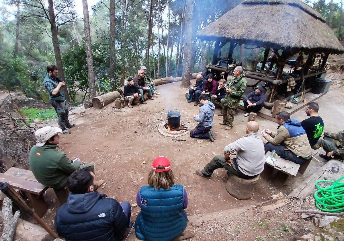 El periódico de Málaga (@diariosur) on Twitter photo 🔶 SUR+ 📰 Lo que se aprende en un curso de supervivencia: Aprender a hacer fuego o extraer agua de las plantas para beber. ✍ <a href="/jalmellones/">Javier Almellones</a> ➡️ diariosur.es/malaga/aprende… 🔶 SUR+ 📰 Lo que se aprende en un curso de supervivencia: Aprender a hacer fuego o extraer agua de las plantas para beber. ✍ <a href="/jalmellones/">Javier Almellones</a> ➡️ diariosur.es/malaga/aprende…