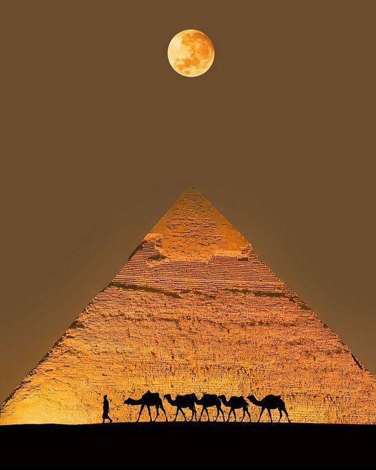 David_eficaz's tweet image. Estas fotos de la Luna están a OTRO nivel 🤯

No mires si no estás listo 🧵 

1. Pirámide de Kefrén, Egipto