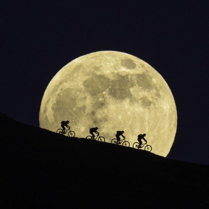 20. Foto de Yhabril Moro. “Tuvimos que intentarlo varias veces y yo tenía que moverme para ajustar mi posición porque la luna seguía saliendo, mientras ellos tenían que empujar las bicicletas hacia arriba para volver a montar hasta que logré la toma que buscaba”.
