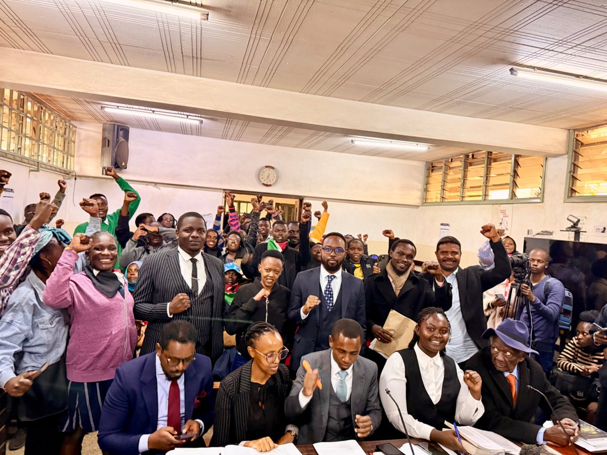 RevoltMankuyio's tweet photo. The court is full they didn't know who they have arrested... The state has Declared war against Human Rights Defenders.
#FreeGarang
#FreeGenerali
#FreeChebu
#SabaSabaRevolutionDay https://t.co/O9E6nbuLyY