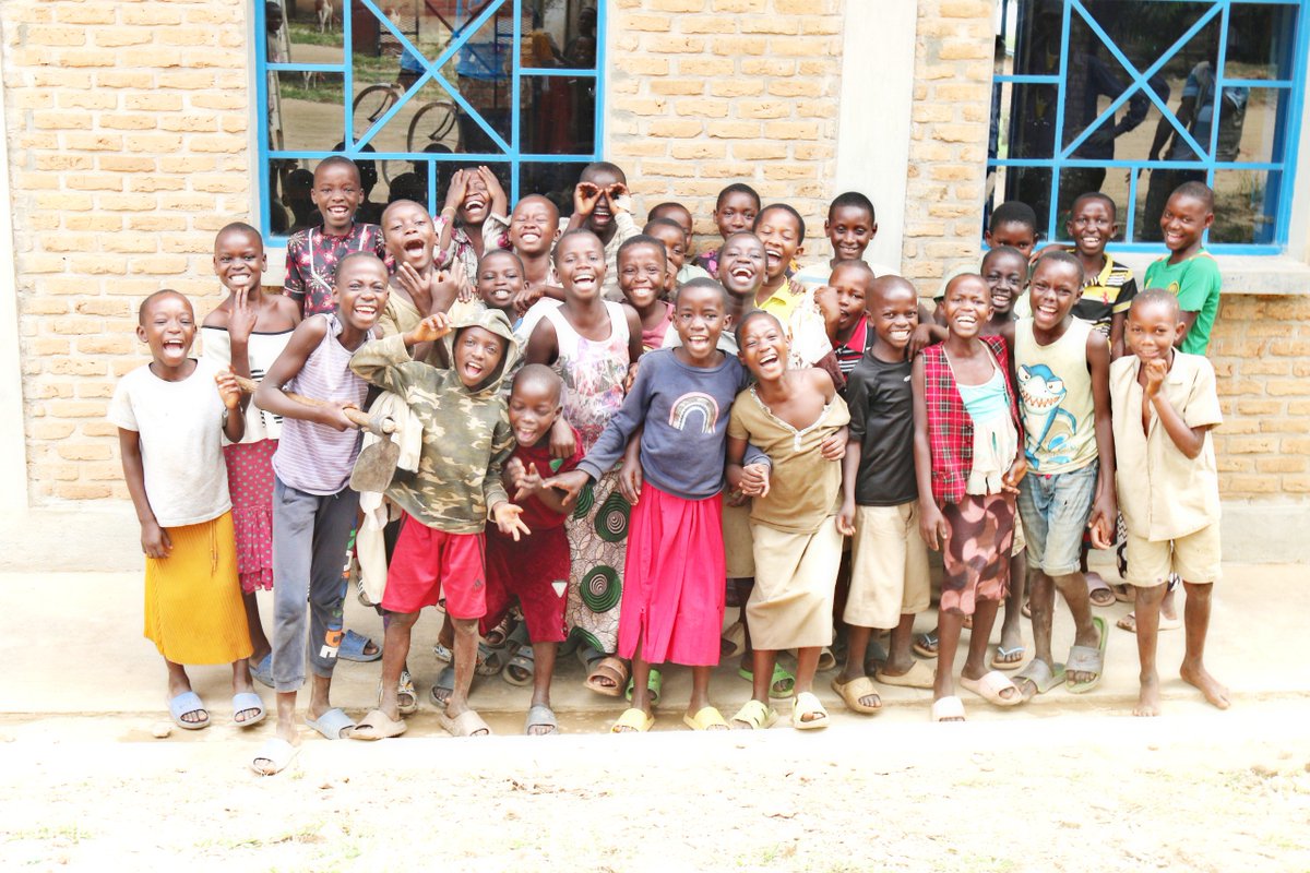 UNICEF_Burundi's tweet photo. Réception provisoire d’infrastructures scolaires &amp; sanitaires à Makamba pour les écoles fondamentales de Mukungu 1, Mukungu 3, Rubindi 2 (Nyanza-Lac) et de Gashonge &amp; Rutenderi (Kayogoro) par @UNICEF_Burundi &amp; @JesuitRefugeeService, grâce au soutien de @EduCannotWait https://t.co/iAZpGFjJTR