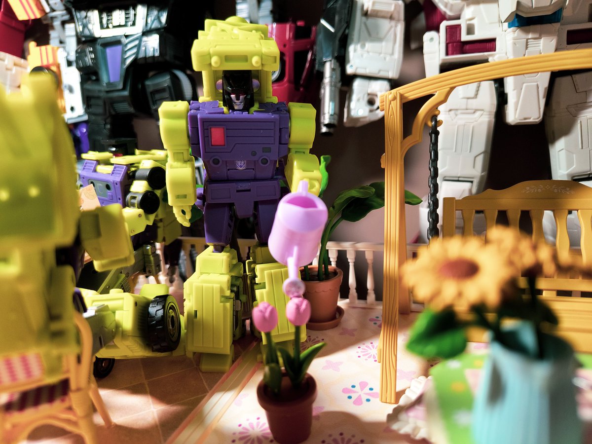 yasuobao_bozip's tweet image. #Mixmaster is watering flowers
#LongHaul is too big for any of the scene, so he's sitting there lonely