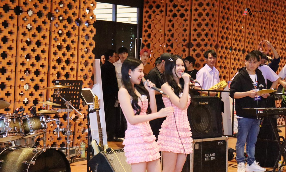 projext52's tweet photo. ขอขอบคุณทางงาน WE LOVE THAILAND ที่เชิญศิลปิน PROJEXT 52 มาร่วมแสดงในครั้งนี้ และขอขอบคุณแฟนๆทุกท่านที่รอรับชมแม้ว่าฝนจะตกหนัก ฝากติดตามและให้กำลังใจศิลปินจาก PROJEXT 52 ด้วยนะคะ 💓

#WeLoveThailand
#Projext52
#Whizmusic https://t.co/pFDqZkFi81