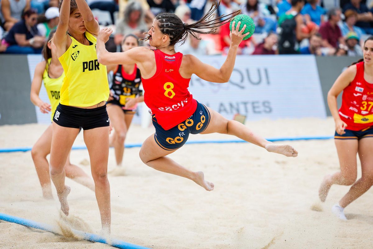 La jugadora catalana Mireia Torras Parera ha estat convocada pel seleccionador espanyol d’Handbol Platja, Juan Pablo Morillo, en la llista de les 12 jugadores que representaran a les Guerreras de la Arena al Campionat d’Europa d’Handbol Platja 2025 que tindrà lloc a Alanya,