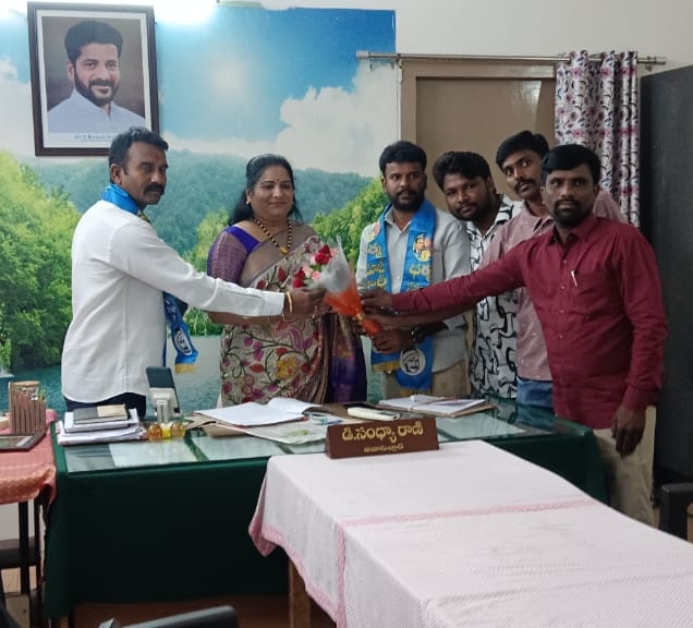 DSPGHYD's tweet image. Today, a courtesy visit was made to Ms. Sandhya Rani, the MRO of Himayatnagar (M), Greater Hyderabad.

The delegation comprised Mr. Raj Kamal Maharaj, Greater Hyd President of the Dharma Samaj Party, along with committee members Narsing, Kiran, Devanand, Mallesh &amp;amp; Harsha.

#GHDSP