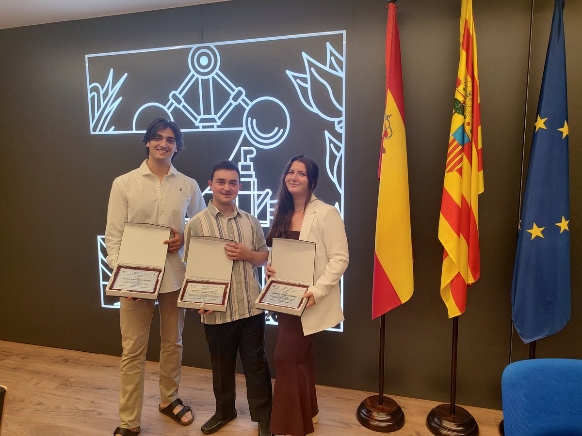 El COGITIAR ha premiado a tres estudiantes del Grado en Ingeniería Electrónica y Automática de la EUPT  por la calidad de sus Trabajos Fin de Grado. 
Felicidades a Álvaro, César y Alexia.
Viva el talento!