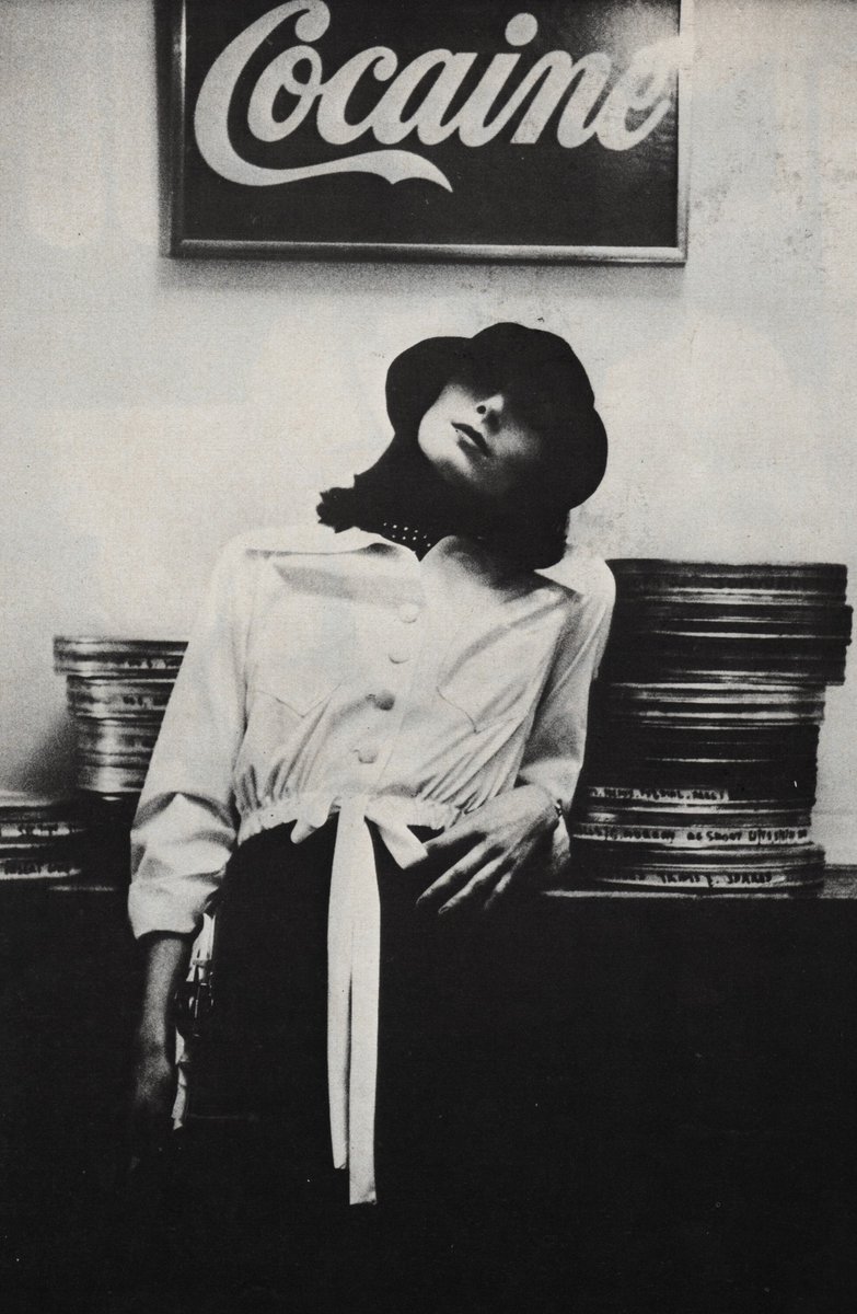 Anjelica Huston indossa un abito di Bob Schulz. 
Vanity Fair, 1972

#cocainatwt #cocainetwt