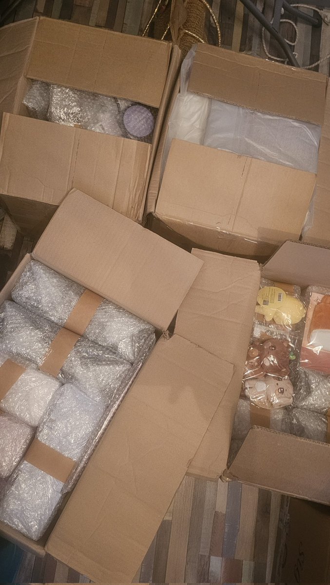 KMuseGO's tweet photo. Ils viennent juste d'arriver de Corée ! Je vais m'occuper des colis en priorité, je réponds à vos messages plus tard
They just arrived from Korea! I'll take care of the packages first, I'll answer your messages later
Mercii @kellykshop
- Will https://t.co/SI7kkTEwbW