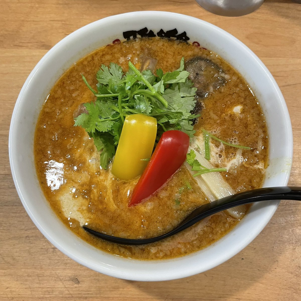 2025-127🤗
【らーめん 雅楽】あざみ野
グリーンカレーみそらーめん

鶏・豚・魚介に7種味噌をブレンドしたスープにタイ風グリーンカレー💯💯😆デフォの味噌スープの旨味とカレーの中毒性が合わさり夏野菜やパクチーで夏到来を実感💯💯😍
ど・みそDNAに独自の色を加えた一杯で今日もAmazing day!🥰💞💫