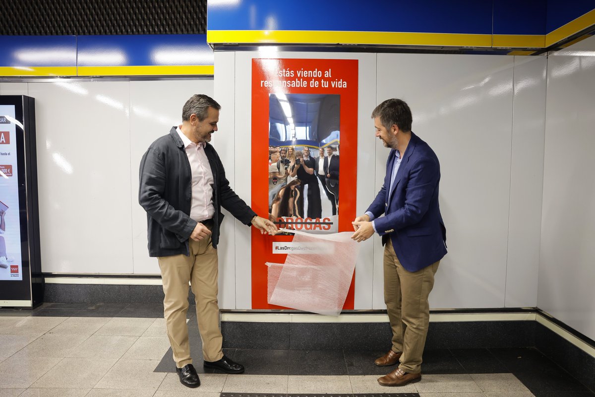 Admon Local▪️Comunidad de Madrid (@admonlocalcm) on Twitter photo ✅ La <a href="/ComunidadMadrid/">Comunidad de Madrid</a> instala 200 carteles-espejo en 100 estaciones de Metro para concienciar a los usuarios de los efectos nocivos de las drogas.
🪞 Ya se han distribuido más de 3.000 espejos en una amplia red de espacios públicos.
+Info: c.madrid/5s4lh ✅ La <a href="/ComunidadMadrid/">Comunidad de Madrid</a> instala 200 carteles-espejo en 100 estaciones de Metro para concienciar a los usuarios de los efectos nocivos de las drogas.
🪞 Ya se han distribuido más de 3.000 espejos en una amplia red de espacios públicos.
+Info: c.madrid/5s4lh