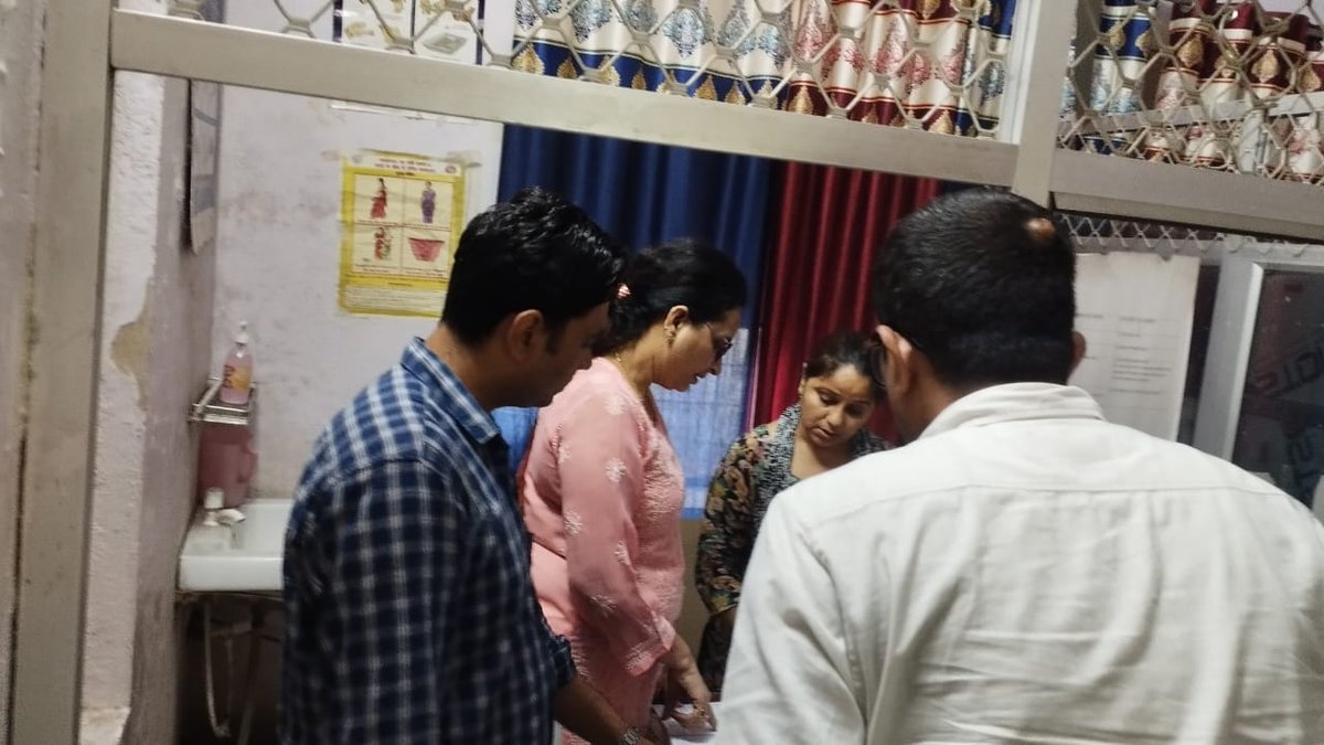 CmoBaghpat's tweet photo. आज महोदया डॉ. दीपा सिंह (जिला प्रशिक्षण अधिकारी) की अध्यक्षता में CHC #छपरौली में BWR/ANM बैठक आयोजित किया गयी.
बैठक में कमजोर प्रदर्शन करने वाली ANM की समीक्षा की गई। UWIN, टैली शीट व ड्यू लिस्ट की जांच के बाद कोल्ड चेन प्वाइंट और डिलीवरी प्वाइंट का भौतिक निरीक्षण भी किया गया। https://t.co/8TRp4LgBv7