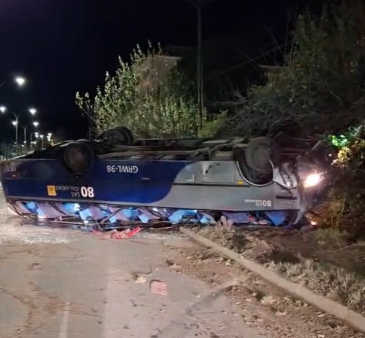 AHORA| Grave accidente involucra a taxibus Las Galaxias y vehículo menor en camino entre Chiguayante y Concepción, altura Lonco. De momento se confirma 1 fallecido y al menos 20 lesionados. Tránsito cortado y desvíos activados. En desarrollo <a href="/Cooperativa/">Cooperativa</a>