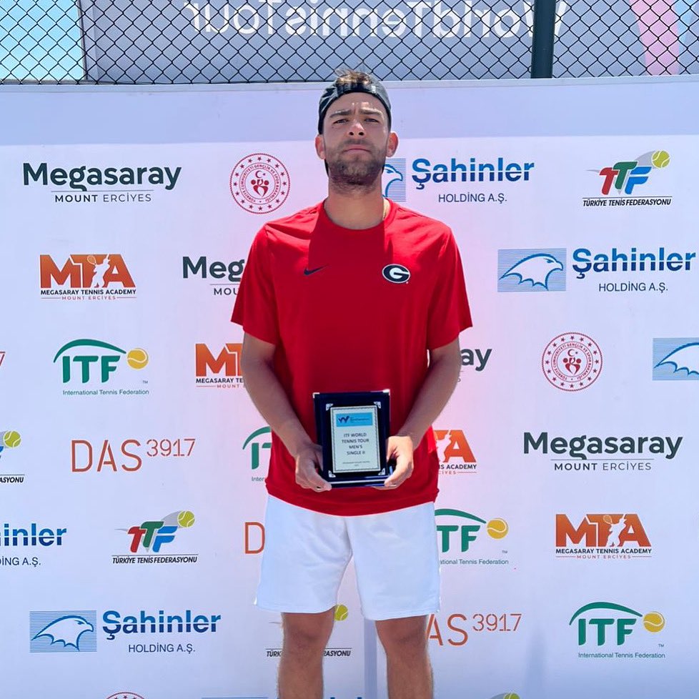 Arda Azkara’dan İki Önemli Başarı!🏆🥈

Sporcumuz Arda Azkara Erciyes’te düzenlenen Uluslararası Tenis Turnuvaları’nda; 
16-22 Haziran tarihleri arasındaki M15 Kayseri’de Şampiyon,
23-29 Haziran tarihleri arasındaki M15 Kayseri’de 2’nci oldu.

Tebrikler Arda!