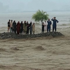 sorathsindhi64's tweet image. When floods hit Swat, the only force that arrived was nature—not the Pakistan Army, not NDMA, not even a helicopter. This is not a country. This is chaos in uniform. #SwatFloods #PakistanCollapse