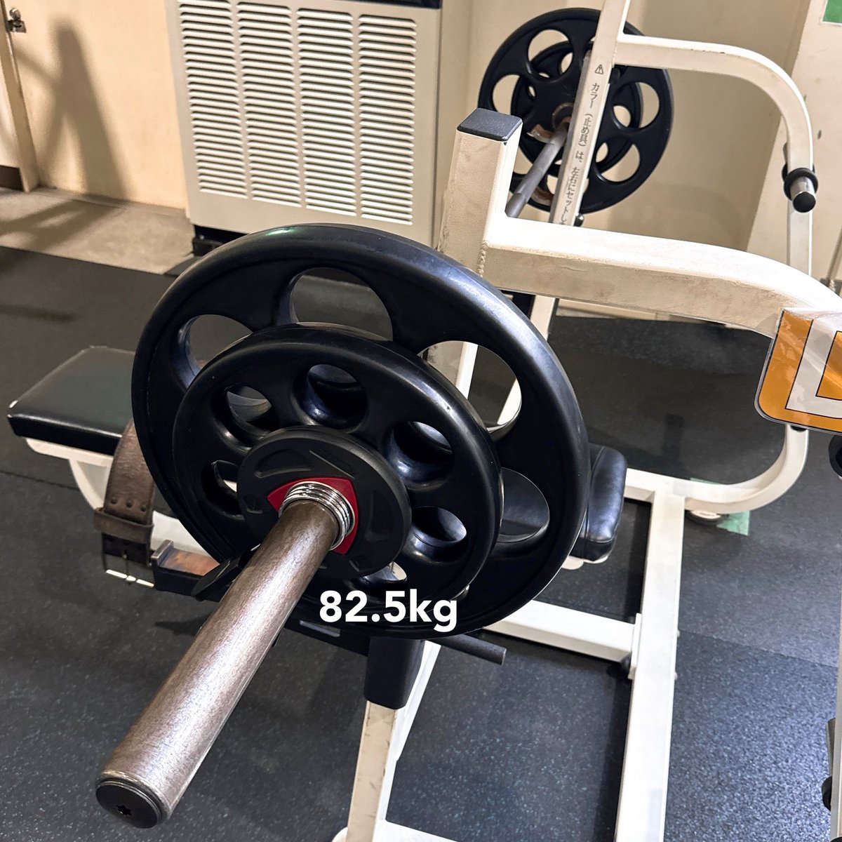 ベンチプレス82.5kg、4rep、4set。
昨年末の舞台の稽古開始から、半年ほどジムに行けてなくて、それから再開してますが、３ヶ月かけてようやく元に戻ってきた。引き続き100kg目指して。
そしてバーベルスクワット始めました。
メモ：60kg、12rep、3set。
50歳。足腰を鍛えないとね。