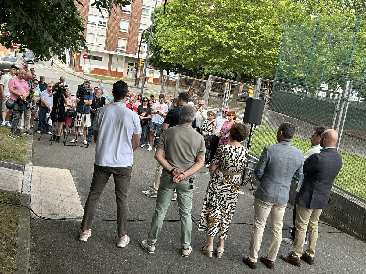 🤾 El pabellón El Llano-Contrueces pasa a llamarse “𝐇𝐞𝐫𝐦𝐚𝐧𝐨𝐬 𝐄𝐧𝐭𝐫𝐞𝐫𝐫í𝐨𝐬”

📍El acto se celebró con la presencia de <a href="/CarmenMoriyon/">Carmen Moriyón</a>, Manuela Ena <a href="/dxtasturiano/">adnasturies</a>, representantes municipales y del balonmano asturiano, además de la familia de los exjugadores gijoneses