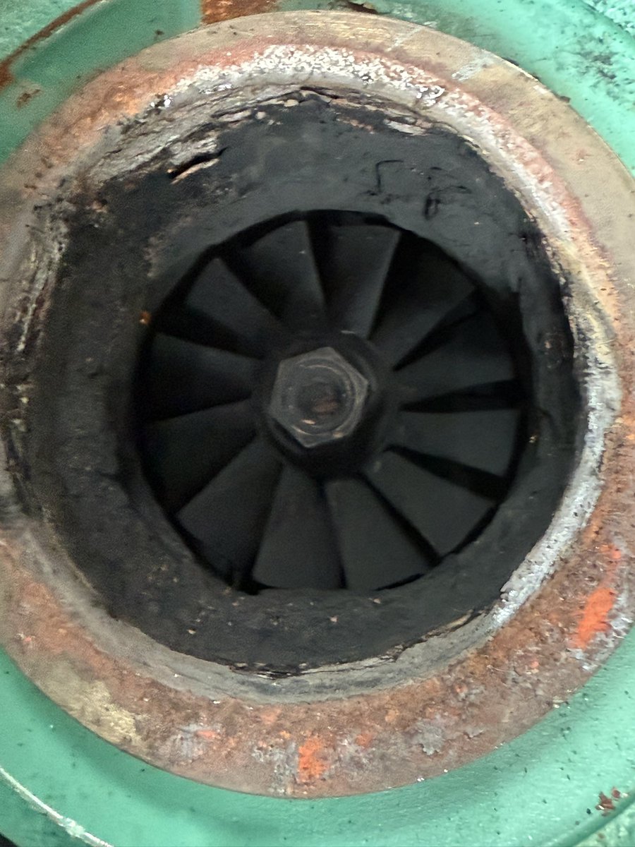 SBMarineEng's tweet photo. Turbo replacement on a Fairline Targa 33 and this @volvopentauk 41 series engine due to exhaust housing corrosion.  Already done the port engine, so starboard changed, sea trialled at +30 knots! Another happy customer 😎 https://t.co/JpQ1BBLuKZ