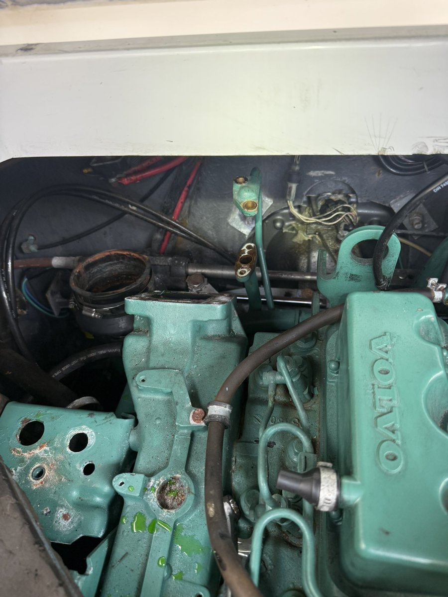 SBMarineEng's tweet photo. Turbo replacement on a Fairline Targa 33 and this @volvopentauk 41 series engine due to exhaust housing corrosion.  Already done the port engine, so starboard changed, sea trialled at +30 knots! Another happy customer 😎 https://t.co/JpQ1BBLuKZ
