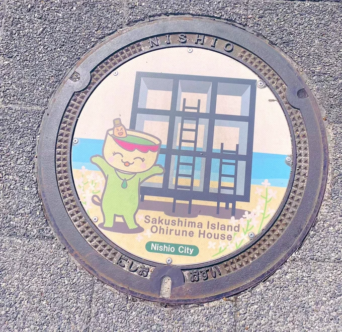 西尾観光〜!!!! 西尾駅から西尾城へ行く通りに 抹茶キャラ"まーちゃ"と西尾城のマンホールもあっったんです!!! おすすめなんです