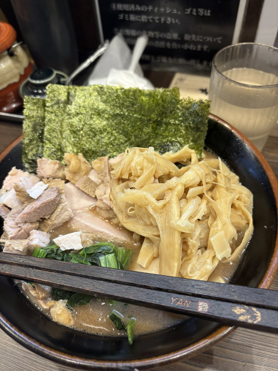 wu_han38581's tweet photo. 今日のせぇぇぇい‼️
限定メンマのしょっぱさと武道のコクウマスープが合う‼️

めちゃ美味しかったです‼️

箸　外人に大人気富士山箸　一双さんのかな？🤔 https://t.co/uQWRSly2Np