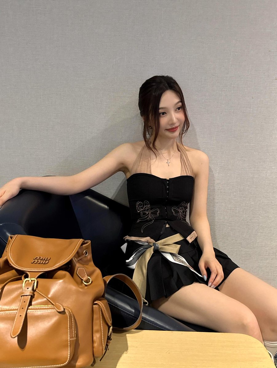Sooyoutng's tweet photo. I sat still, but my thoughts danced, soft, slow, and certain. Draped in quiet elegance, I watched the world unfold, knowing that even in silence, I bloom with all the beauty I carry within. https://t.co/LFYKoOA8wF