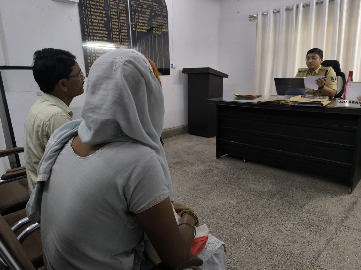 आज दिनांक-30.06.25 को  अनुमंडल पुलिस पदाधिकारी सदर-1, पटना के द्वारा प्रत्येक दिनों के भाँति अपने कार्यालय में आम जनता की #शिकायतों को सुना गया एवं संबंधित पुलिस पदाधिकारी को विधि-सम्मत कार्रवाई हेतु आवश्यक दिशा-निर्देश दिया गया! 
<a href="/EastSP_Patna/">CITY SP (East) Patna</a> 
<a href="/PatnaPolice24x7/">Patna Police</a>