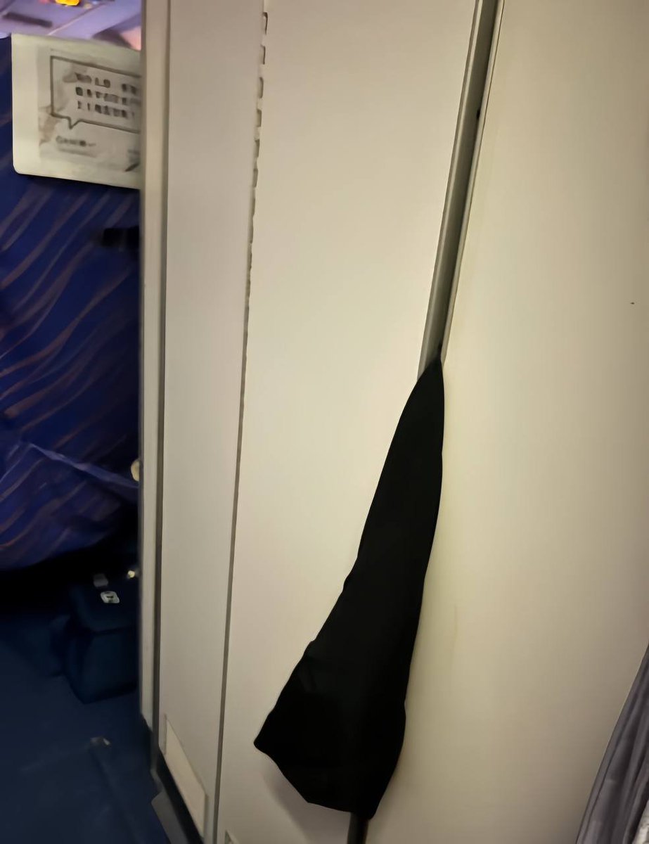 人进去了衣服卡门缝里 就这样上完洗手间 谢谢有被笑到🤣🤣