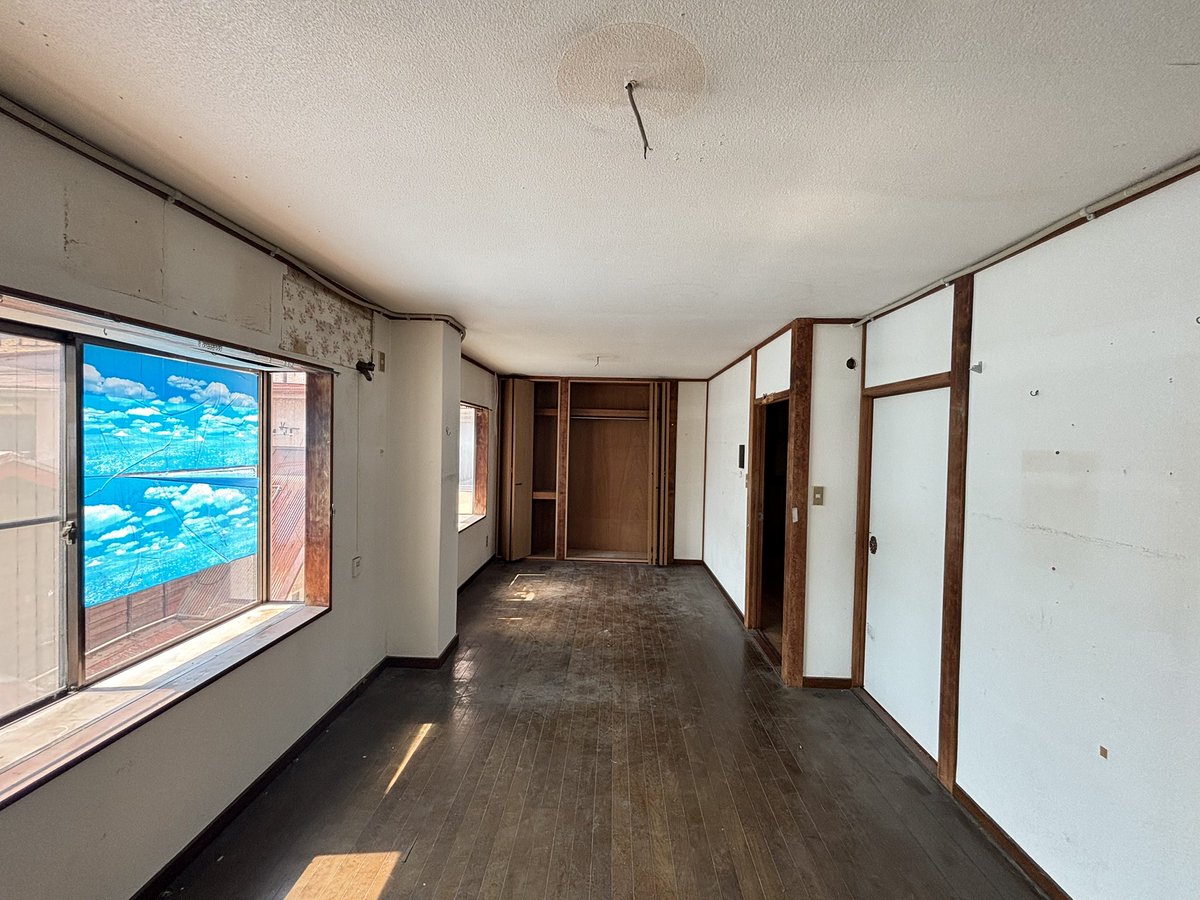 「一階が元フィリピンパブ、2階〜4階が住居使用のビル!!!ここ買ったら俺はパブのオ」|白井サモエドのイラスト