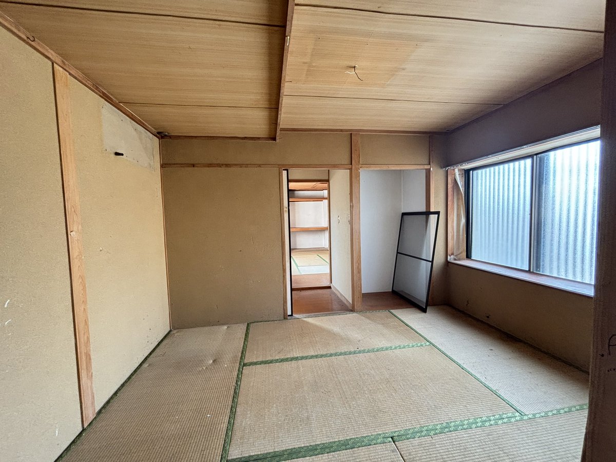 「一階が元フィリピンパブ、2階〜4階が住居使用のビル!!!ここ買ったら俺はパブのオ」|白井サモエドのイラスト