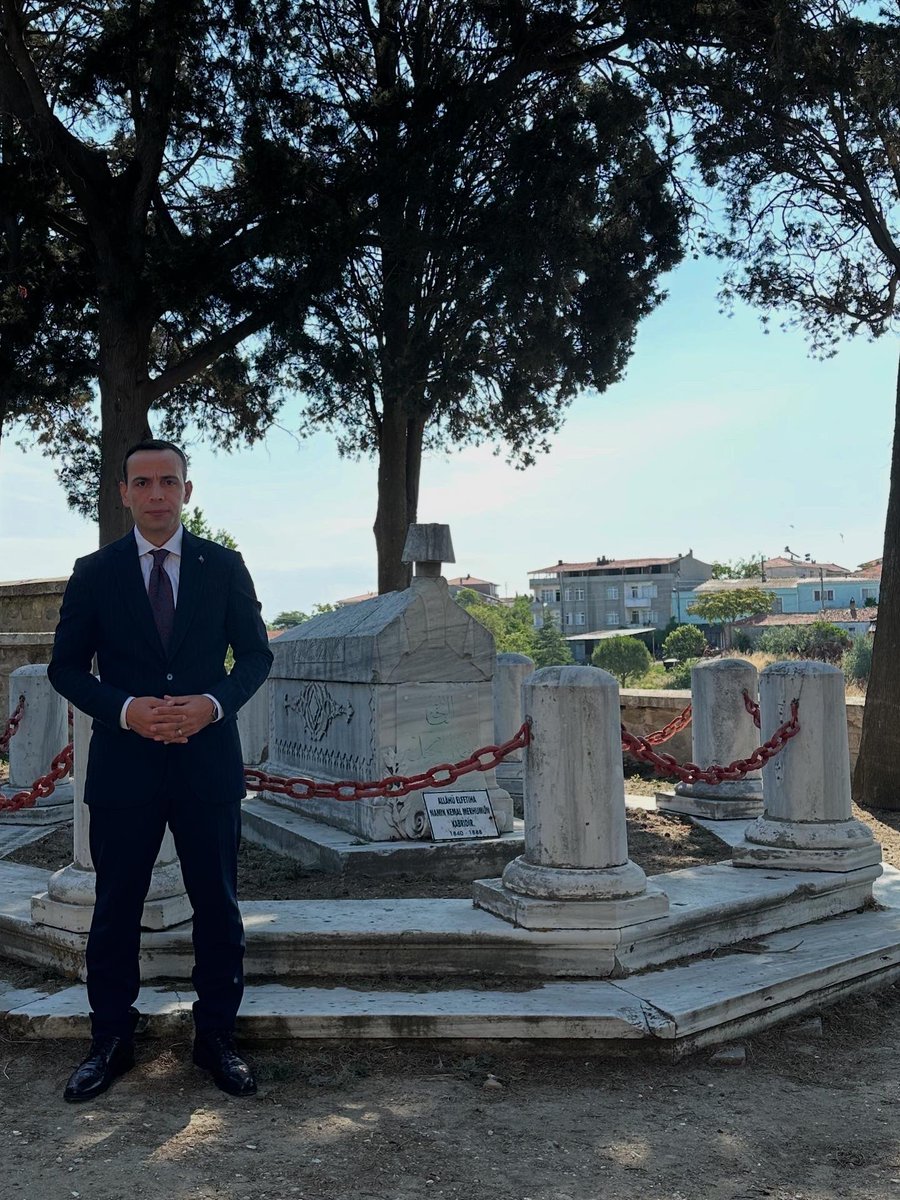 cihatkoc61's tweet photo. Merhaba Gelibolu, merhaba şanlı ecdadın, şühedanın, güzel insanların şehri… Rumeli fatihi Gazi Süleyman Paşa’nın ve Hürriyet Şairi Namık Kemal’in kabirlerini ziyaretle görevimize başladık, Allah utandırmasın, adaletten ayırmasın…
#Gelibolu https://t.co/Hk6ARKhn6L