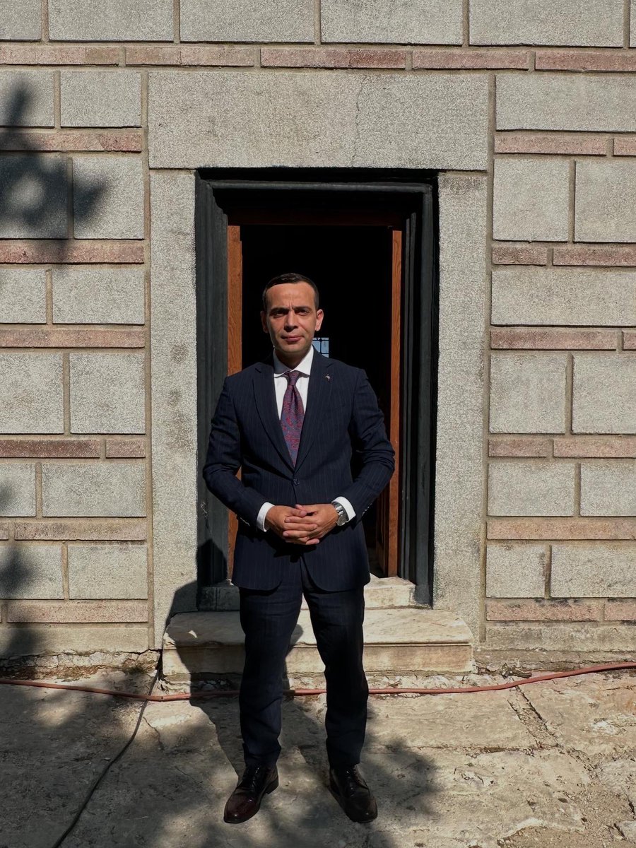 cihatkoc61's tweet photo. Merhaba Gelibolu, merhaba şanlı ecdadın, şühedanın, güzel insanların şehri… Rumeli fatihi Gazi Süleyman Paşa’nın ve Hürriyet Şairi Namık Kemal’in kabirlerini ziyaretle görevimize başladık, Allah utandırmasın, adaletten ayırmasın…
#Gelibolu https://t.co/Hk6ARKhn6L