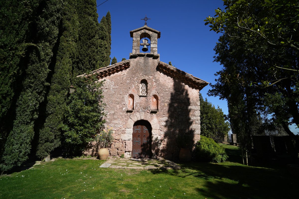 ⛪ Dins el jardí de l'#AbadiaMontserrat, s’alça l’ermita de Sant Iscle, un petit refugi espiritual envoltat de natura i carregat d’història. 🌳🌿