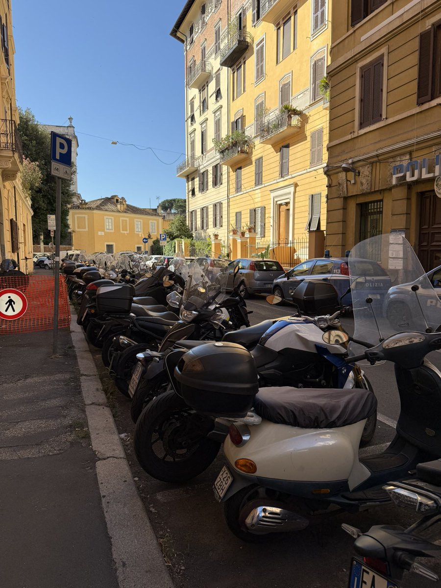 PabloTurini's tweet photo. Esattamente come facciamo a rientrare a casa in via simeto, banalmente con un passeggino? Facciamo il giro dell’isolato? Certi interventi dovrebbero avere carattere di urgenza non basta recintare bisogna risolvere  @gualtierieurope @Roma https://t.co/mkOVxwKIYr