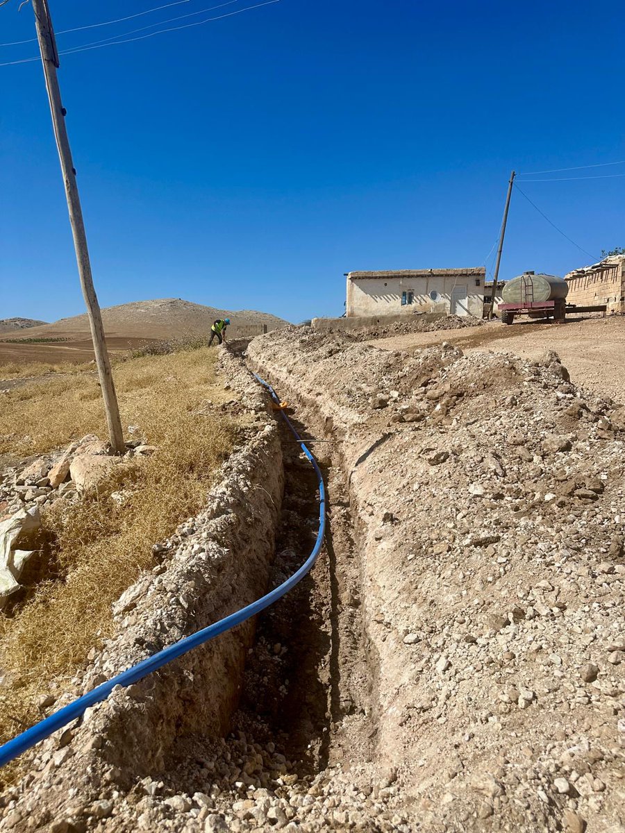 ŞUSKİ Genel Müdürlüğü olarak, kırsal mahallelerimizde içme suyu şebekesi yenileme, ek şebeke döşeme ve deplase çalışmalarımız aralıksız devam etmektedir. 

Sahadaki ekiplerimizle birlikte, vatandaşlarımızın sağlıklı, kesintisiz ve sürdürülebilir içme suyuna erişimini sağlamak
