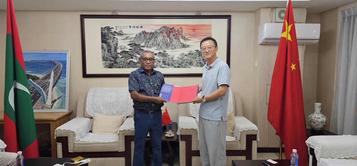 IsmailAbdulla3's tweet photo. @China_Amb_Mdv @China_Amb_Mdv It was a great pleasure  presenting our publication 'China Maldives Friendship Bridge - A dream realised' , to present Ambassador HE Kong Xianhua yesterday. It was, indeed, a honour meeting you, Sir! https://t.co/6NPVWSmWa9