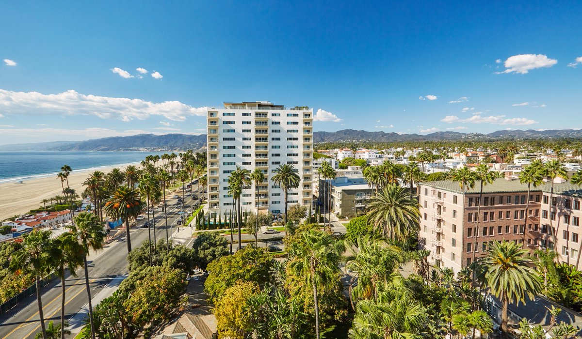 A proud day: Fairmont Miramar Hotel &amp; Bungalows and Fairmont Breakers Long Beach named among Southern California’s Best Hotels by The Hollywood Reporter’s Travel Awards 2025. 

See the full list: hollywoodreporter.com/lists/thr-trav…

#FairmontHotels
#MakeSpecialHappen