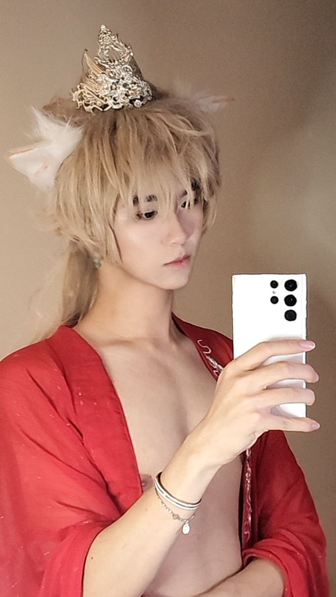 被客人辱骂折磨，受着非人的爱好，被姐妹们排挤，被妈妈桑辱骂，流过多少泪，吃过多少苦从来不会向周边人提起，只是偶尔一个人的夜晚我也会突然想起18岁时候，那个小男孩抱着我说饿了，我们下去吃碗面吧，走到这一步我已经没有回头路，罢了回不去了