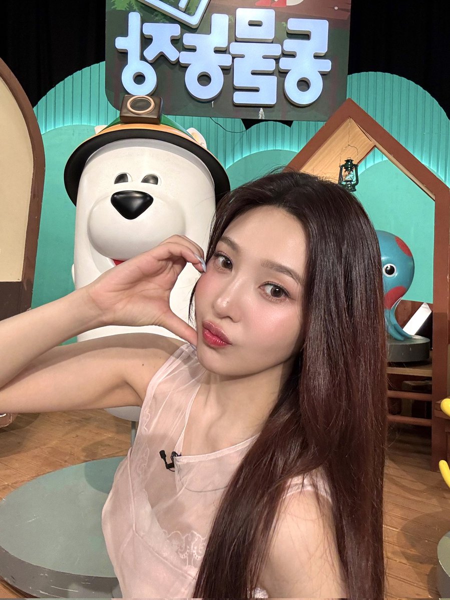 Sooyoutng's tweet photo. With a baby pink dress and a heart-shaped pout, I greet you from the set of 𝘈𝘯𝘪𝘮𝘢𝘭 𝘍𝘢𝘳𝘮 the studio lights feel like sunshine, the stories are warm, and every Sunday at 9:30 kst, so am I – your MC Joy! 🐾 https://t.co/cMq7QRg4fo
