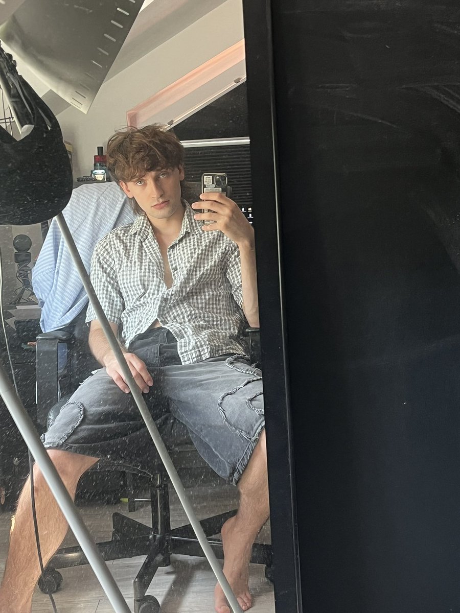 Avril2000s's tweet photo. Go to my insta! #polishboy #MirrorSelfie #CasualLook #AestheticVibes #ChillStyle  #SummerFit #DailyVibes #MoodyTones  #MessyHairDontCare #NaturalLight https://t.co/piQDrpLVAm