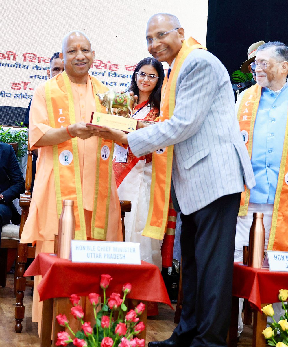 myogiadityanath's tweet photo. मा. राष्ट्रपति श्रीमती द्रौपदी मुर्मु जी की गरिमामयी उपस्थिति में आज 'नाथ नगरी' बरेली में आयोजित ICAR-भारतीय पशुचिकित्सा अनुसंधान संस्थान (IVRI) के दीक्षांत समारोह में उत्तर प्रदेश की मा. राज्यपाल श्रीमती आनंदीबेन पटेल जी, झारखंड के मा. राज्यपाल श्री संतोष कुमार गंगवार जी, मा. केंद्रीय मंत्री श्री शिवराज सिंह चौहान जी एवं मा. केंद्रीय राज्य मंत्री श्री भागीरथ चौधरी जी के साथ सहभाग किया।

अभिभावकों का सपना एवं शिक्षकों की साधना को मूर्तरूप प्रदान करने वाले सभी उपाधि धारक छात्र-छात्राओं को हृदय से बधाई व उज्ज्वल भविष्य की मंगलकामनाएं!

पूर्ण विश्वास है कि आप सभी अपनी सेवा के माध्यम से आदरणीय प्रधानमंत्री श्री @narendramodi जी के 'विकसित भारत' की संकल्पना की सिद्धि में सतत योगदान देंगे।

@rashtrapatibhvn
@anandibenpatel
@santoshgangwar
@ChouhanShivraj
@mpbhagirathbjp