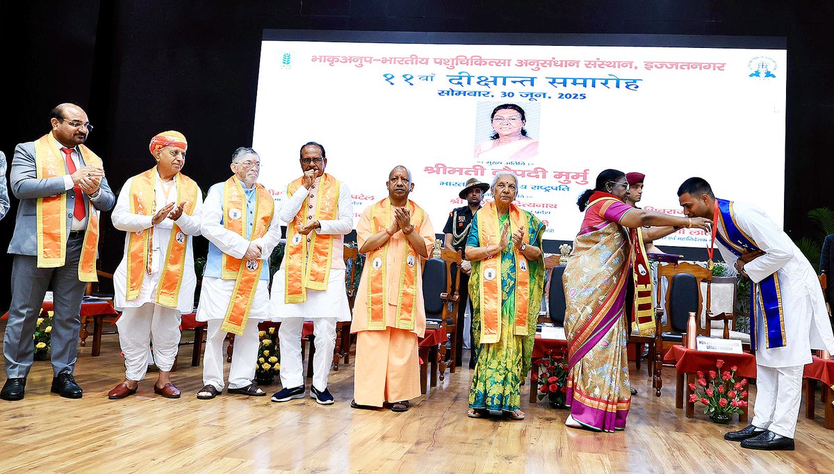 मा. राष्ट्रपति श्रीमती द्रौपदी मुर्मु जी की गरिमामयी उपस्थिति में आज 'नाथ नगरी' बरेली में आयोजित ICAR-भारतीय पशुचिकित्सा अनुसंधान संस्थान (IVRI) के दीक्षांत समारोह में उत्तर प्रदेश की मा. राज्यपाल श्रीमती आनंदीबेन पटेल जी, झारखंड के मा. राज्यपाल श्री संतोष कुमार गंगवार जी, मा.